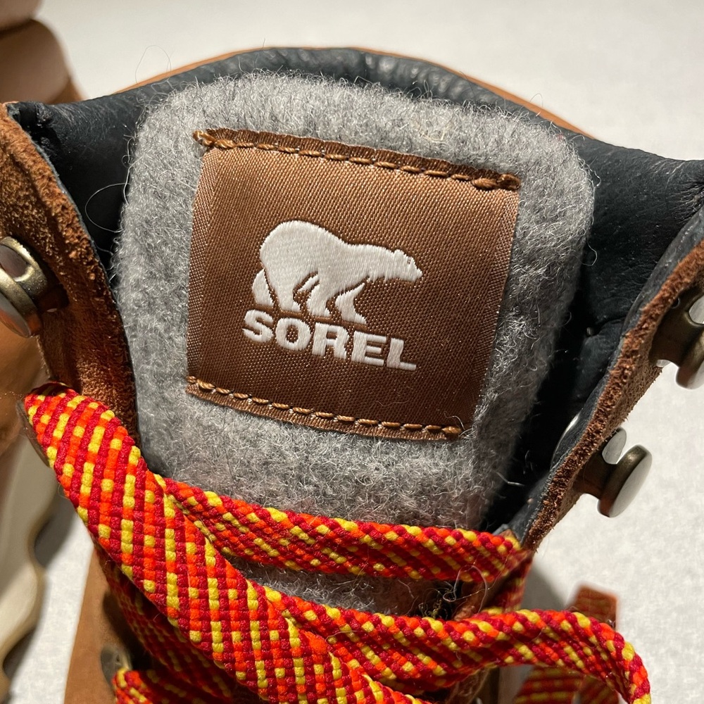 Sorel Kinetic Hiking Boots, Cestnut with red laces, size 9 - Picture 3 of 6